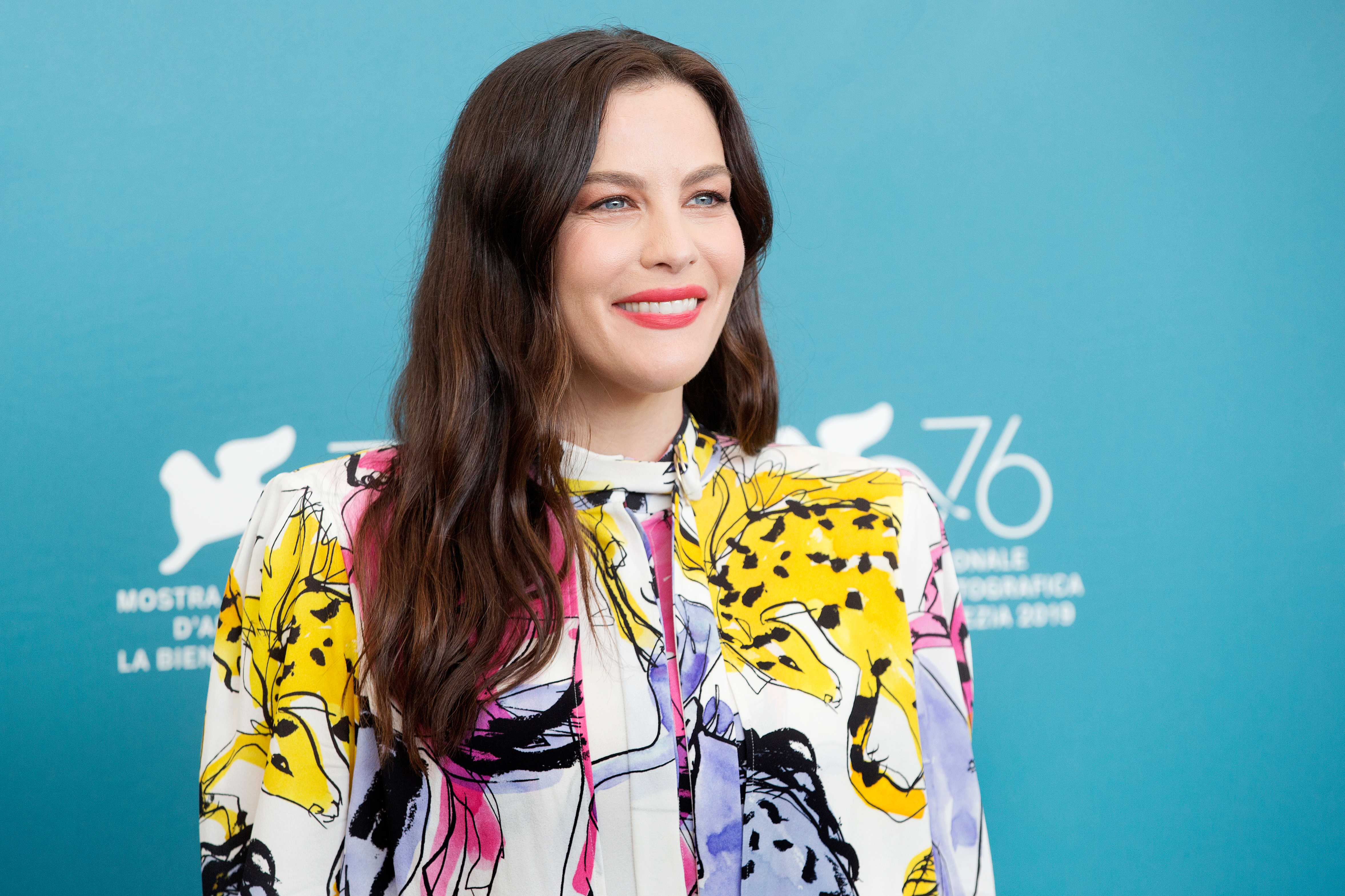 H Liv Tyler Moirazetai Mystika Omorfias Main