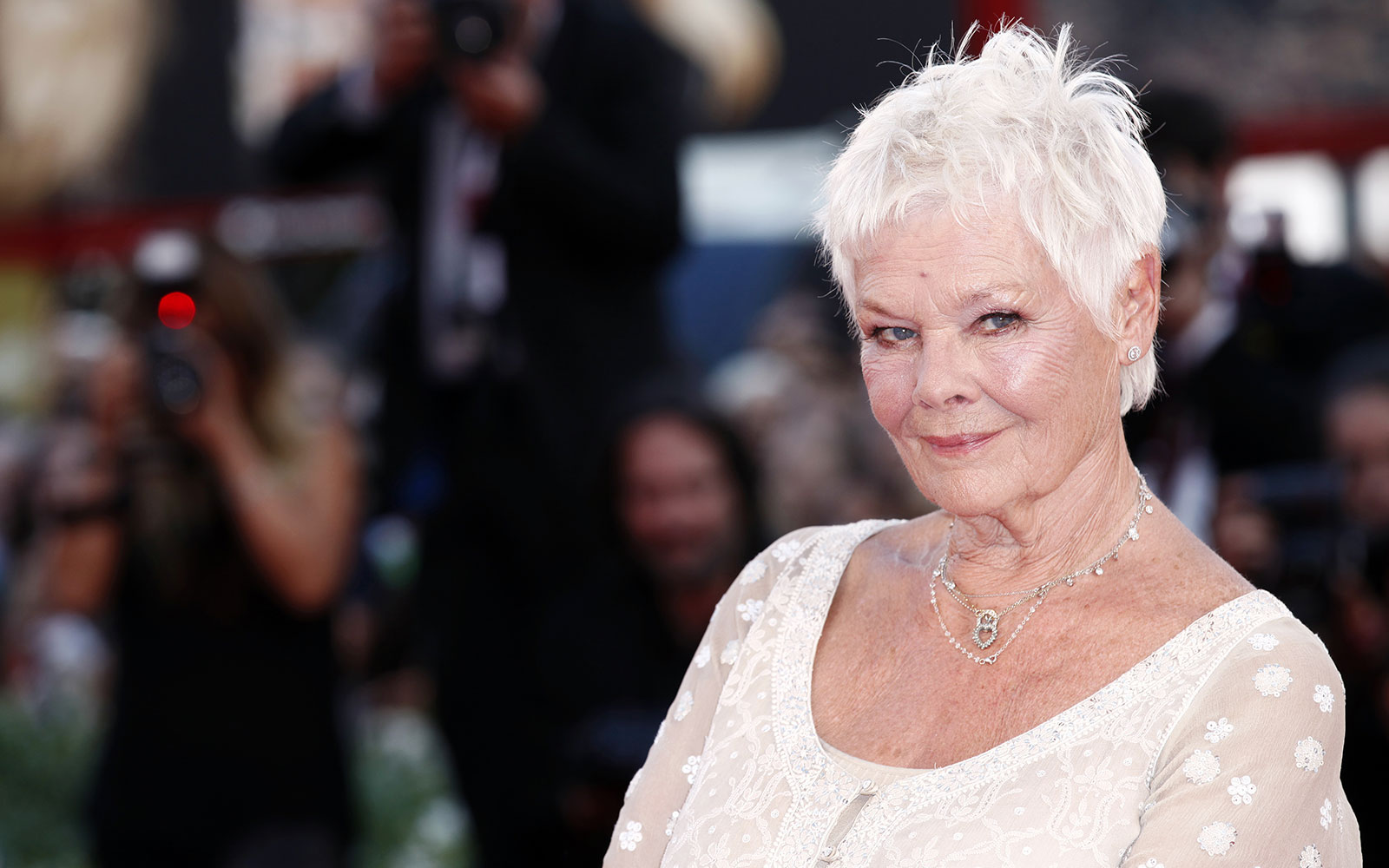 Bretanikh Vogue Ypoklinetai Sthn 85 Xronh Judi Dench