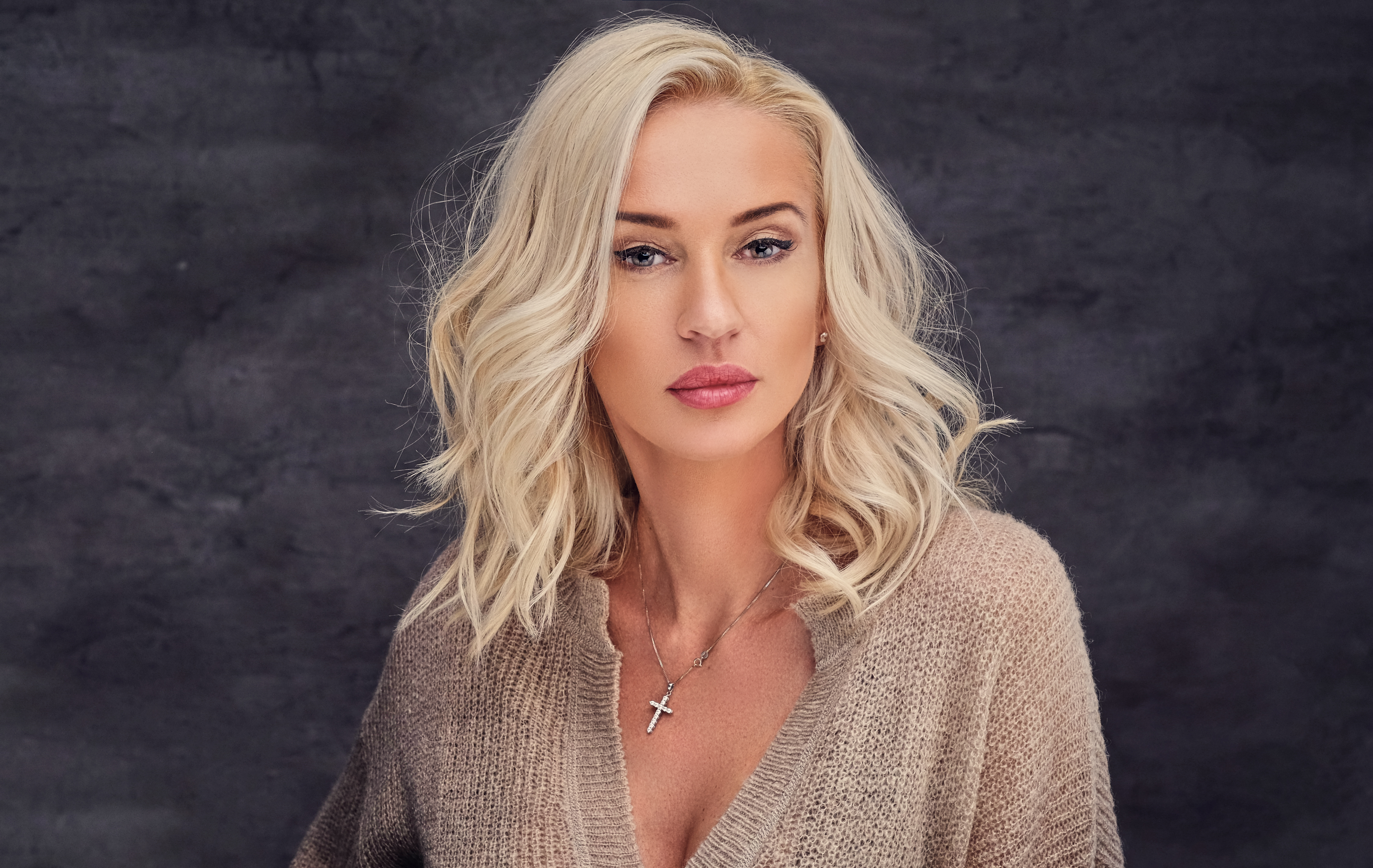 Nude Skies Gia Tis Orimes Epidermides