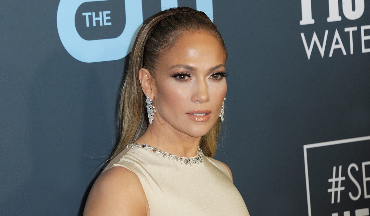 O Dermatologos Thw Jennifer Lopez Apokaluptei Ta Mystika Ths 2