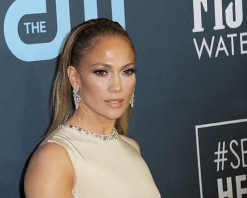 O Dermatologos Thw Jennifer Lopez Apokaluptei Ta Mystika Ths 2