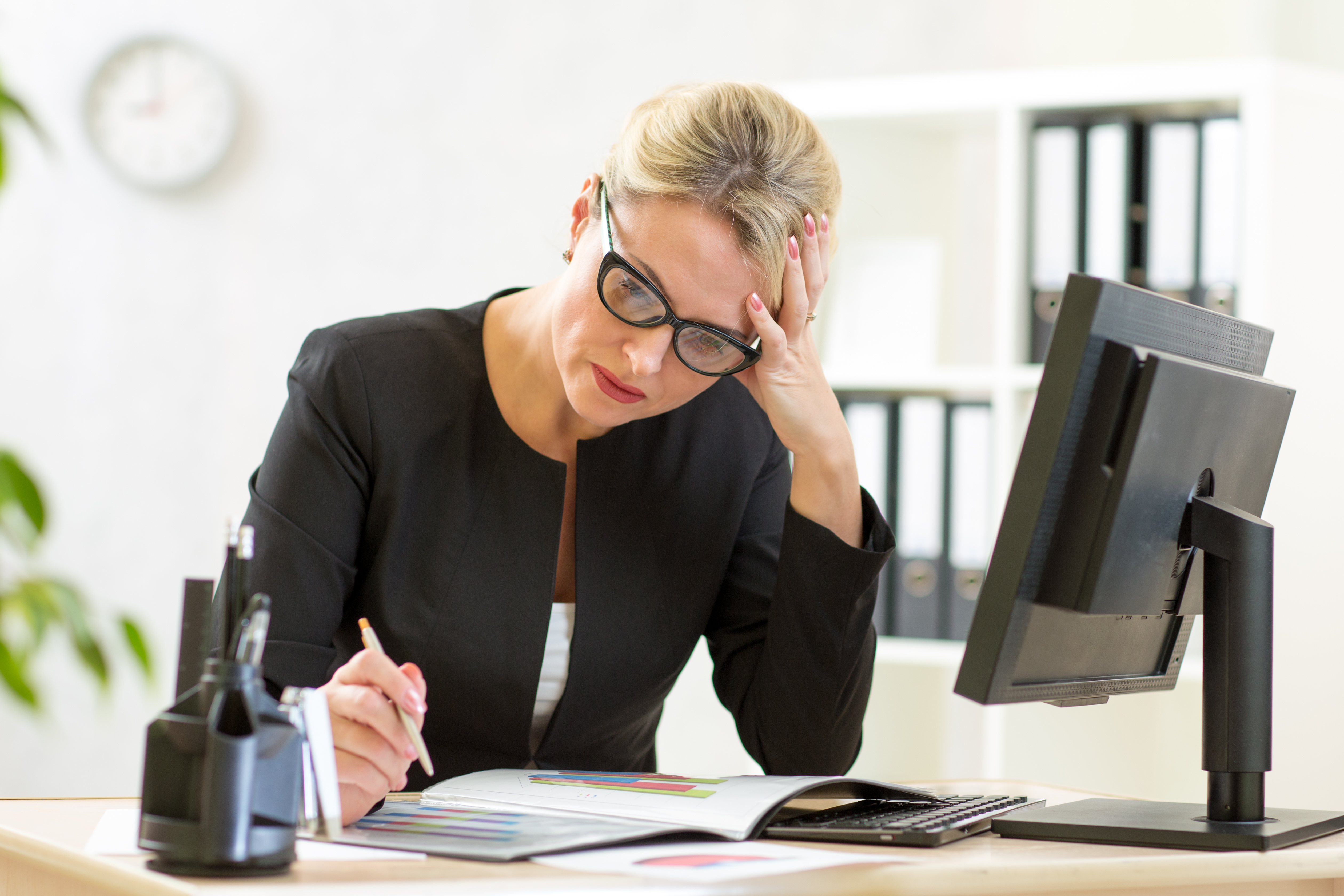 женщины в мужских профессиях. девушка инженер. женщина на заводе. основная работа женщин. офис менеджер.